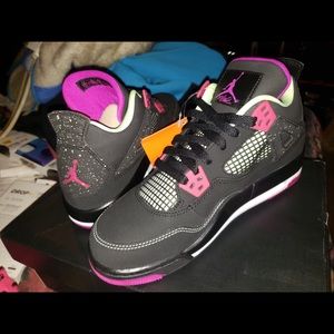 Jordan 4 Retro size 6y